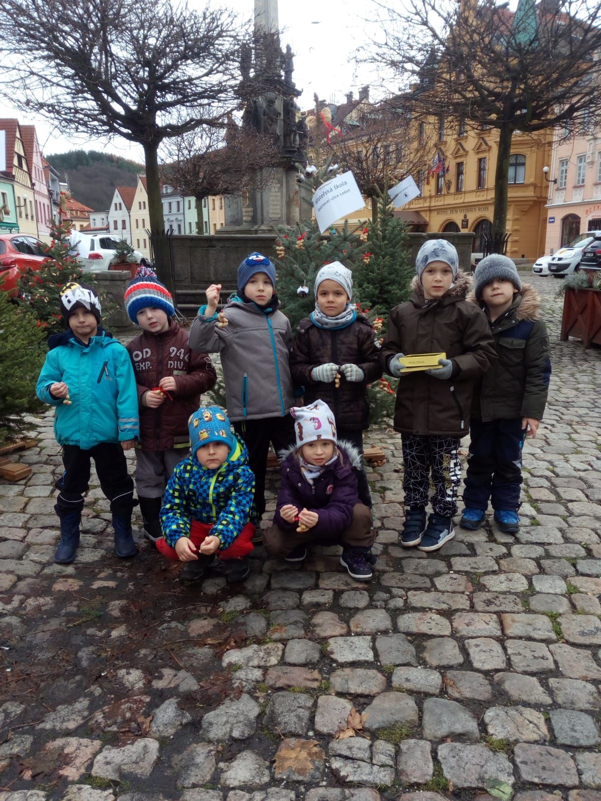 Předškoláci zdobili stromeček na náměstí - prosinec 2019002